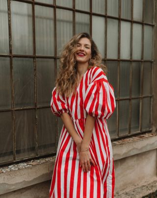 ROZRADOSTNĚNÁ "Šapitó" Tímto modelem budeme poutat pozornost. Spadlá ramena, díky čemuž model působí velmi romanticky,...